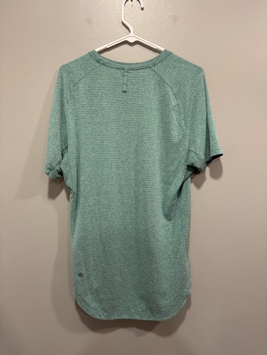 Lululemon License To Train Short Sleeve Shirt in Green Size Medium - Picture 2 of 5